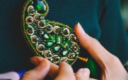 Top 10 Ways to Wear a Pearl Set on Saree Like a Diva